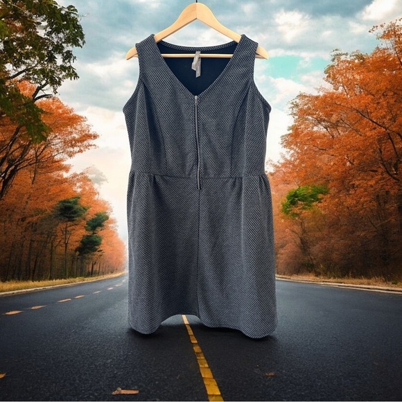 Pennington’s Fit&Flare V-Neck Zipper Front Sleeveless Textured Pocket Midi Dress - Picture 1 of 5